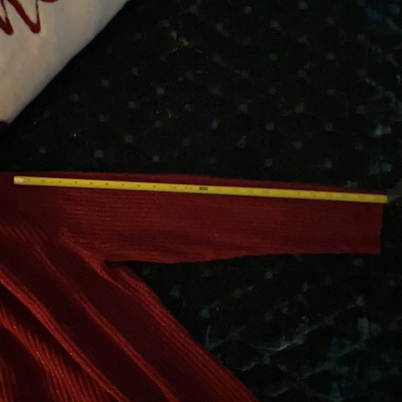 Women’s Context burgundy ribbed turtleneck w buttons on sleeve. No size tag - Picture 5 of 8